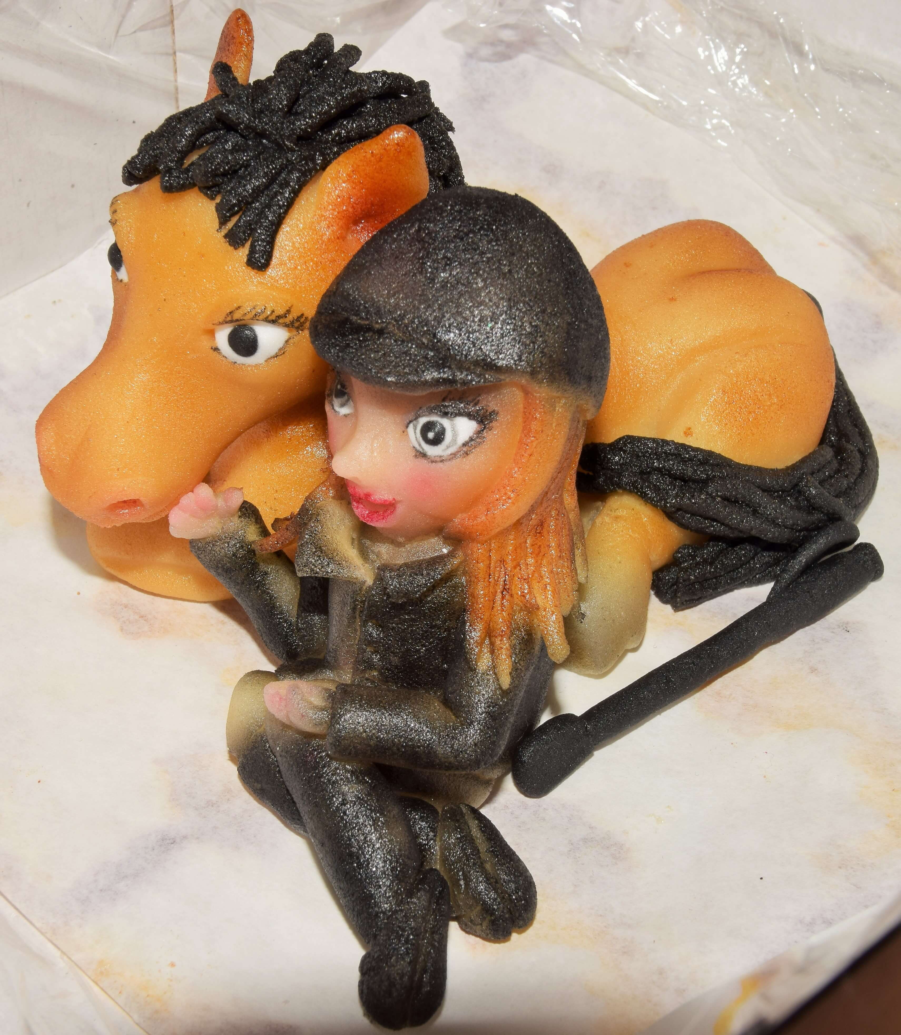 Marcipánový kůň s jezdkyní