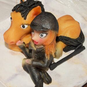 Marcipánová figurka - kůň s jezdkyní